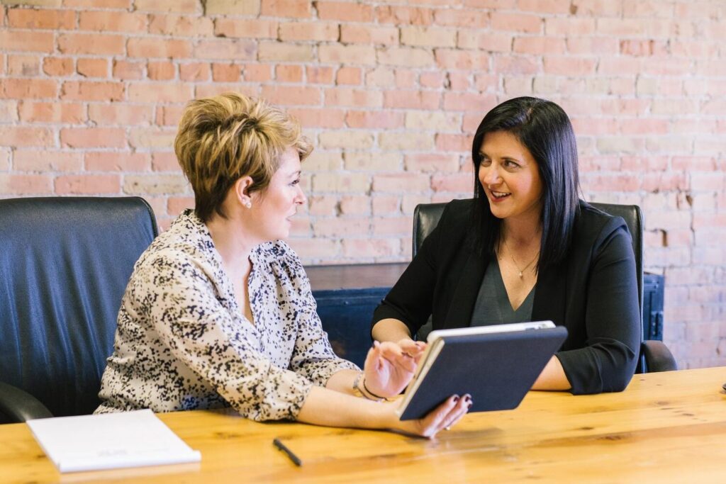 Deux femmes discutent strategie professionnelle dans un bureau